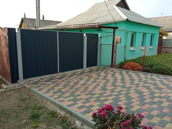 Продаётся дом с хорошим двором и ухоженным огородом