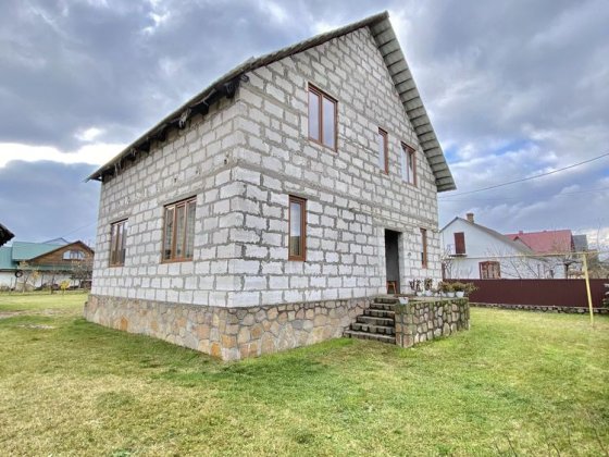 Продається затишний будинок, неподалік від центру міста. Сарни