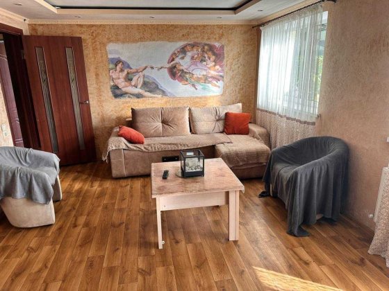 Доглянутий будинок з терасою,є зона барбекю.Готовий до заселення41862 Хмельницький