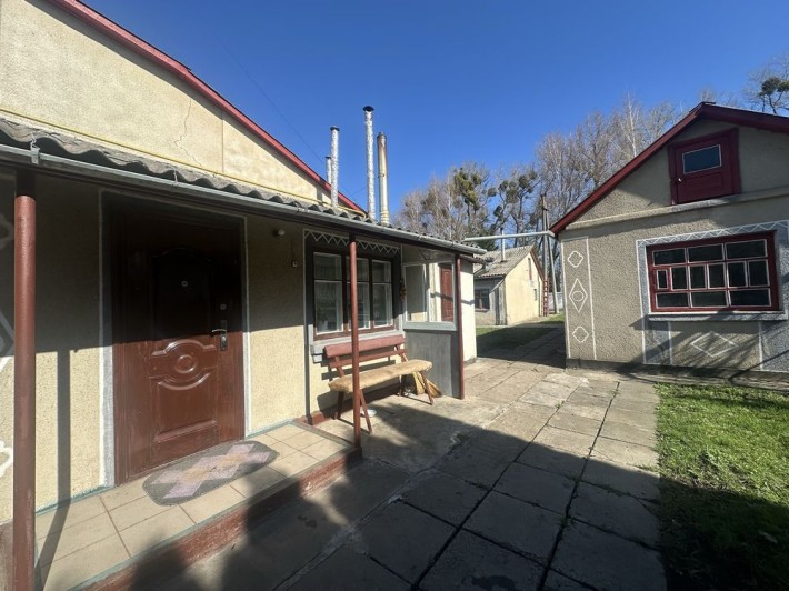 Будинок та житлова времянка - фото 1