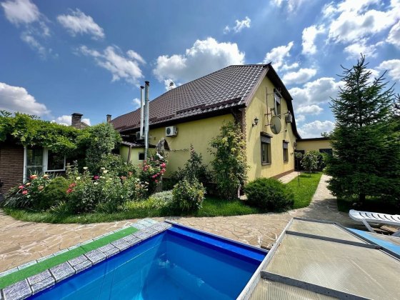 Продаётся дом с бассейном в Подгороднем Подгородное