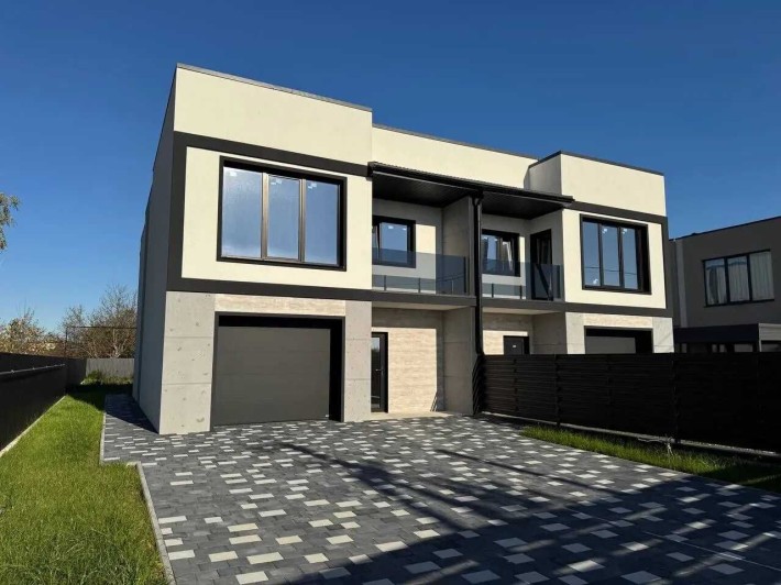 Сучасний дуплекс з великою ділянкою - фото 1