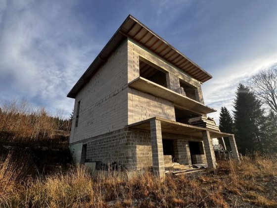 За 230 000$ продається 17,5 сотих та 3 будинка площею 440 м2 у Ворохті Ворохта