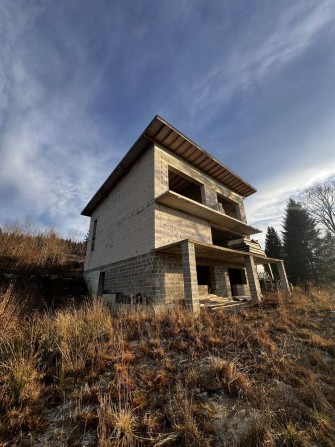 За 230 000$ продається 17,5 сотих та 3 будинка площею 440 м2 у Ворохті - фото 1