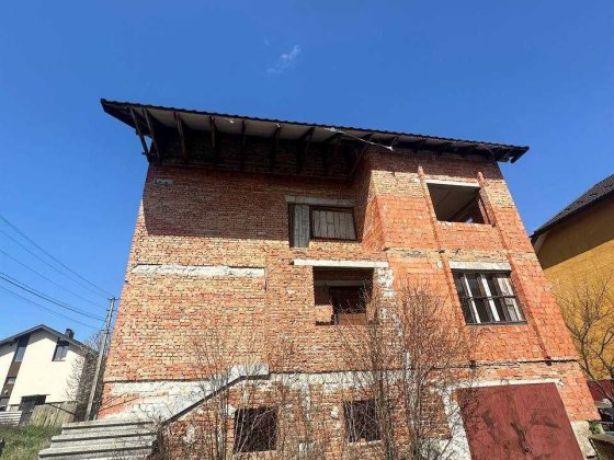 Продається будинок з земельною ділянкою в Угриневі Угринов