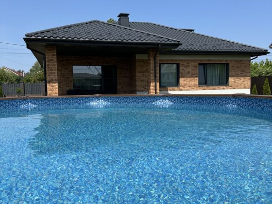 Одноповерховий будинок з дизайнерським ремонтом й басейном Білогородка Білогородка