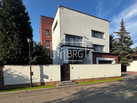 Продажа дома с новым ремонтом в КГ Золотые ворота Козин Конча-Заспа Козин