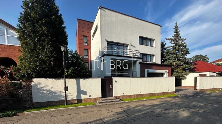 Продажа дома с новым ремонтом в КГ Золотые ворота Козин Конча-Заспа - фото 1