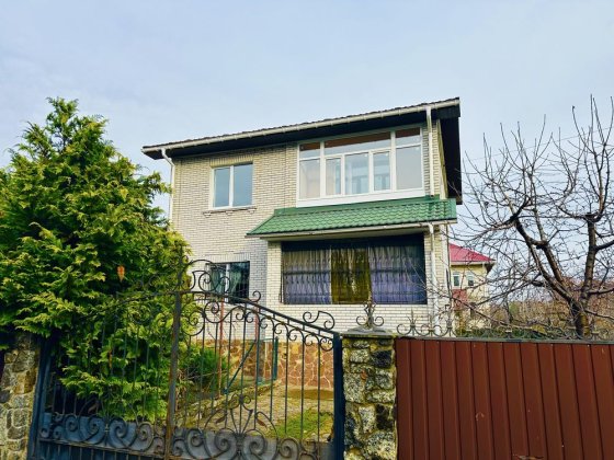 Дом с ремонтом и с убежищем. Участок 10 соток. Гараж Ворзель