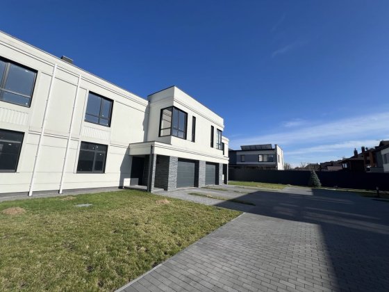 Таунхаус 158м2 з гаражем та ділянкою 2,4 сотки у Чабанах! Чабани