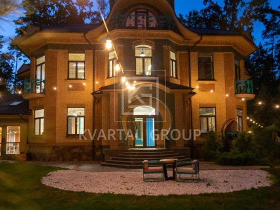 Продаж великого автономного будинку в лісовій місцевості Ворзеля Ворзель