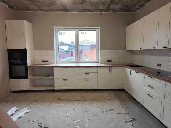 Будинок з ремонтом, гаражом і підвалом на ділянці 8 соток Білогородка Білогородка