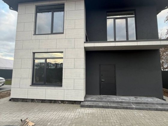 Двоповерховий будинок з ремонтом на ділянці 8,5 соток Ходосовка