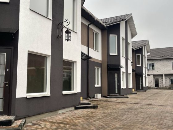 Таунхаус 100 м.кв Стоянка,заселений район Стоянка