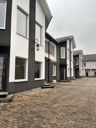 Таунхаус 100 м.кв Стоянка,заселений район - фото 1