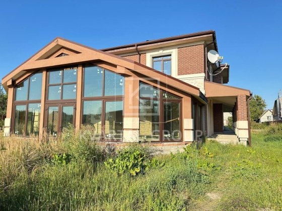 ПРОДАЖ просторого будинку з частковим ремонтом. 25 соток. Газ Блиставиця