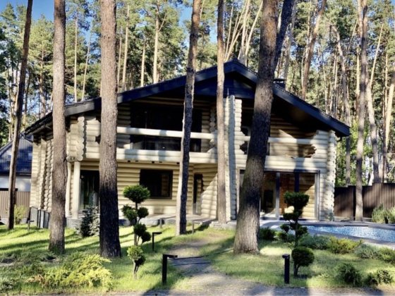 Продам СТИЛЬНИЙ ЗРУБ, в оточенні соснового лісу.Є підвал, БАСЕЙН, Баня Блиставиця