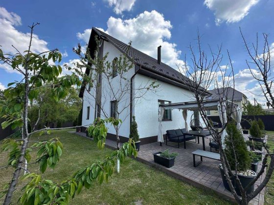 Просторий будинок 190 м² на 12 сотках у тихій зеленій локації Дмитровка