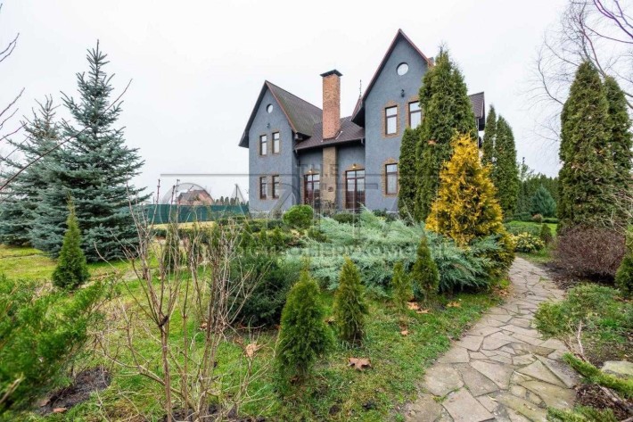 Середньовічний замок із власним озером і стайнею 0,75 га у Зазим’ї - фото 1