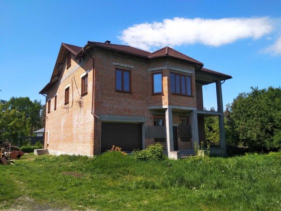 Просторий будинок з червоної цегли в с. Путрівка Путрівка