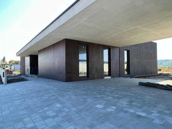 Будинок High-tech (Хай-тек) з терасою, басейном та виходом на воду Романків