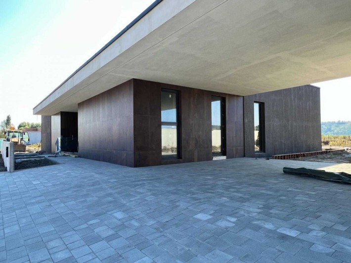 Будинок High-tech (Хай-тек) з терасою, басейном та виходом на воду - фото 1