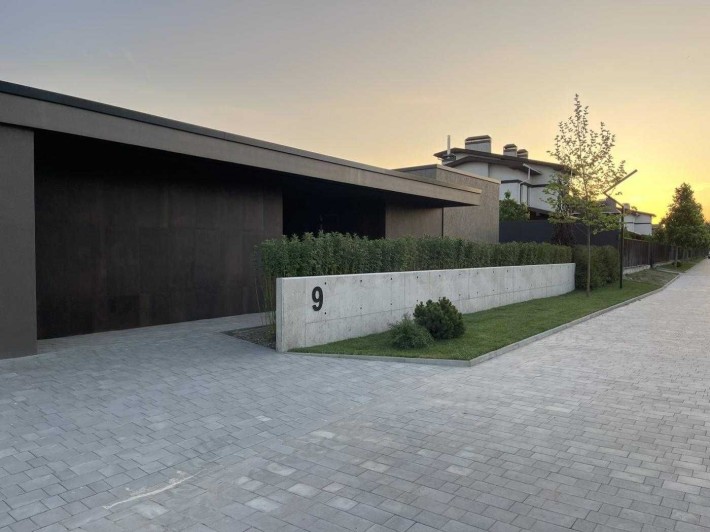 Будинок High-tech (Хай-тек) з терасою, басейном та виходом на воду - фото 1