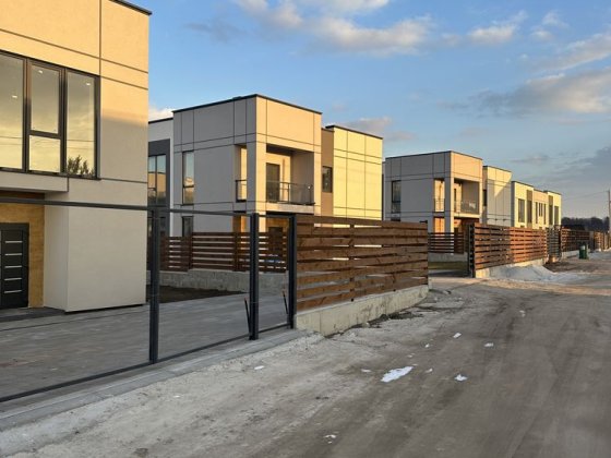 Продаж сучасних котеджів в Зубрі Зубра