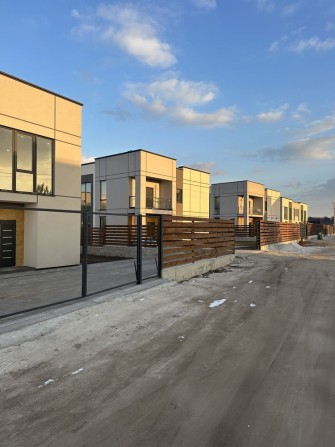 Продаж сучасних котеджів в Зубрі - фото 1