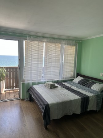 Двоповерховий будиночок біля моря - фото 1