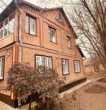 Продам двоповерховий будинок з земельною ділянкою - фото 1