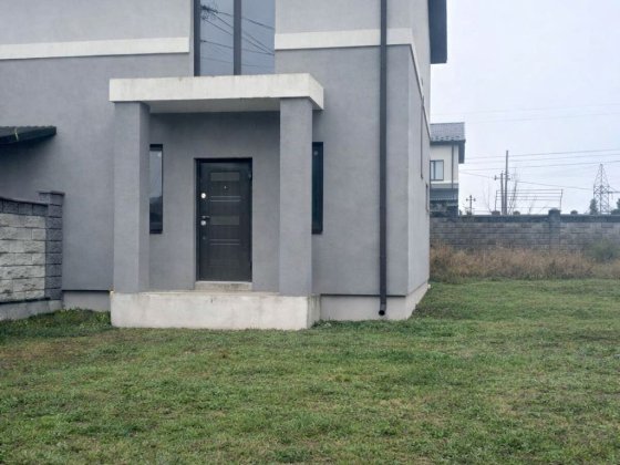 Добротний котедж з комунаціями на авторинку Обаров