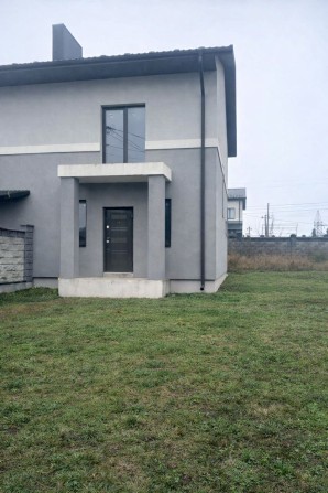 Добротний котедж з комунаціями на авторинку - фото 1