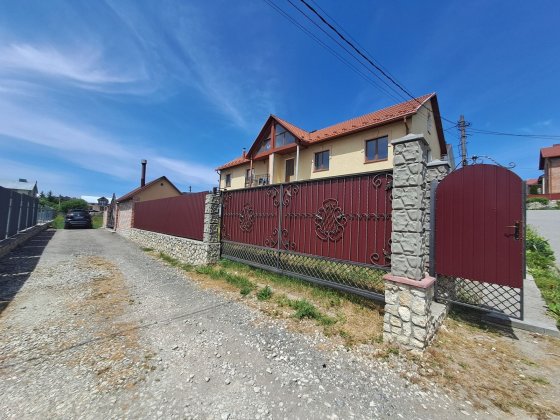 Продається сучасний будинок-дуплекс у с. Петриків. Петриків