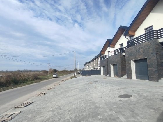 Продаж котеджу біля озера Біла