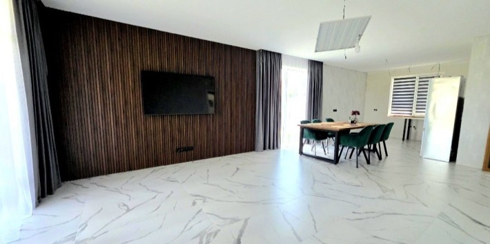 БУДИНОК з РЕМОНТОМ 137 кв.м. з ТЕРАССОЮ на 10 сотках. - фото 1