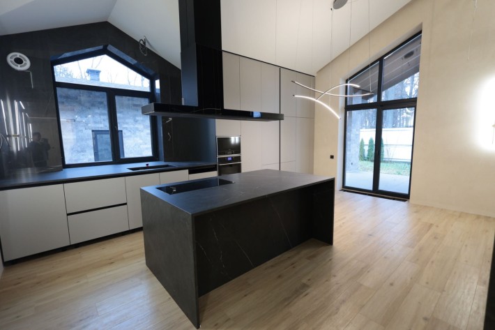 Шикарний будинок м.Буча|230 м2| 8 соток|Дизайнерський РЕМОНТ| Без% - фото 1