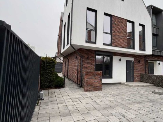 Продам готовий оригінальний будинок з ділянкою в центрі міста. Бровари