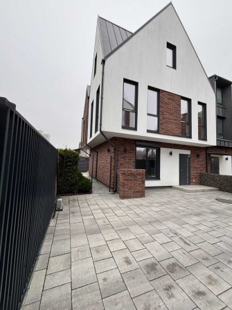 Продам готовий оригінальний будинок з ділянкою в центрі міста. - фото 1