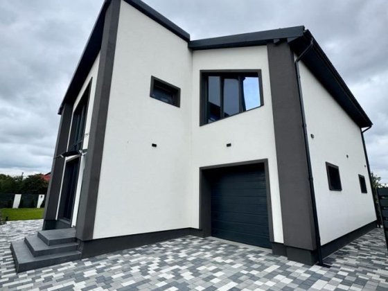 Прожаж сучасного приватного будинку неподалік міського озера Ивано-Франковск