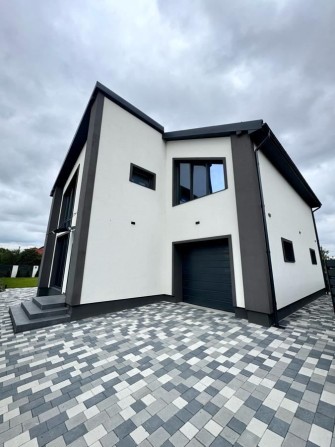 Прожаж сучасного приватного будинку неподалік міського озера - фото 1