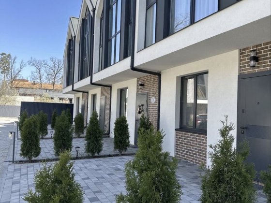 Таунхаус в ценрі Бучі. Газифікований. Обжите котеджне містечко. Буча