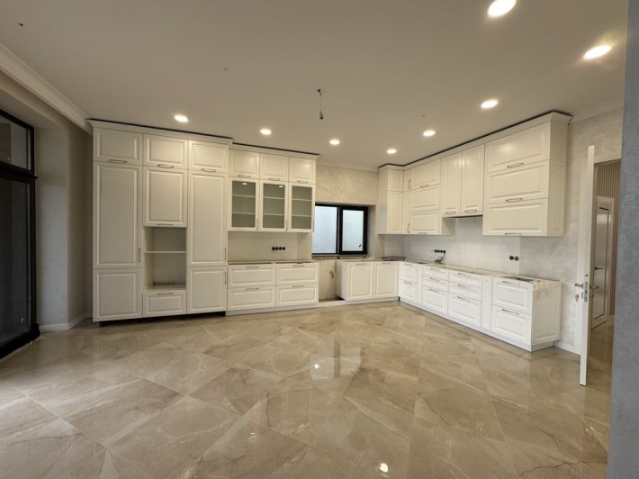 Продаж котеджу з ремонтом, закрите містечко, ГАЗ, БАСЕЙН, 10 соток ! - фото 1