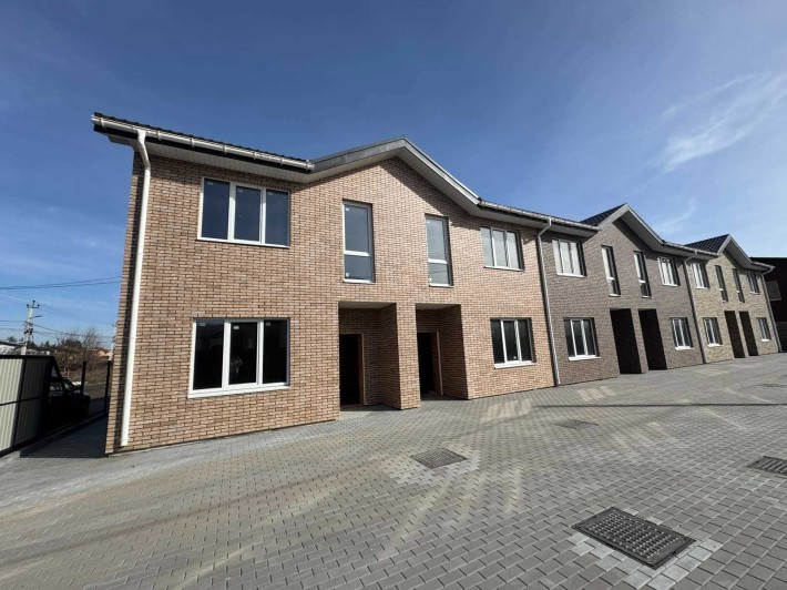 Продаж простого таунхаусу в чудовій локації - фото 1