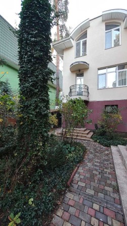 Таунхаус в локації центрального парку прямий виїзд на Соборну, гараж - фото 1