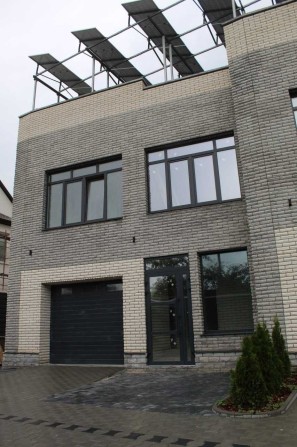 Продаж 2-повер. таунхаусу з сонячними панелями - фото 1