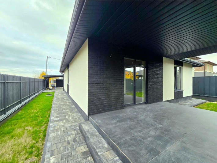 Одноповерховий будинок під ремонт, з автонавісом, терасою - фото 1