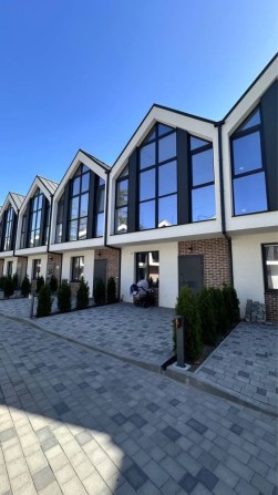 Таунхауси в центральній Бучі, поруч школа, Новус, зупинка! - фото 1