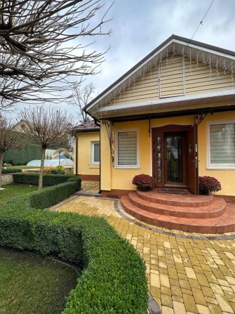 Будинок з ремонтом в центрі Ірпеня! Басейн, гараж, підвал! - фото 1