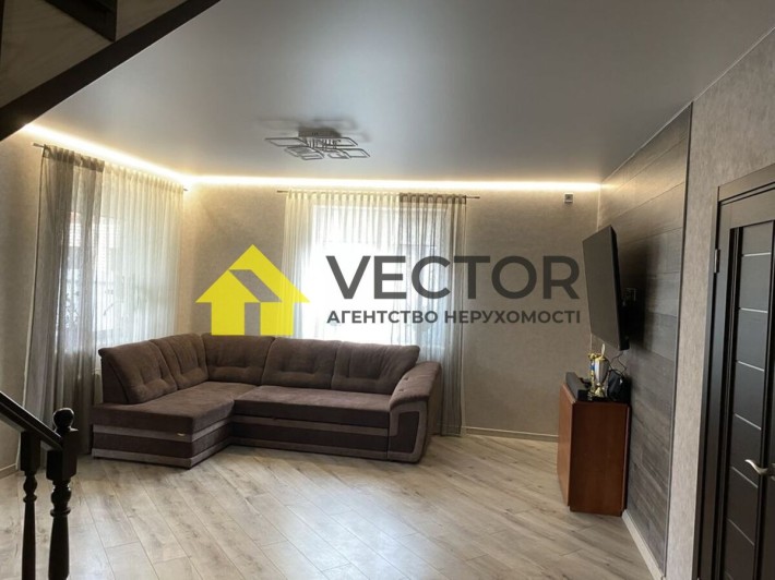 Новий сучасний будинок у місті з ремонтом - фото 1